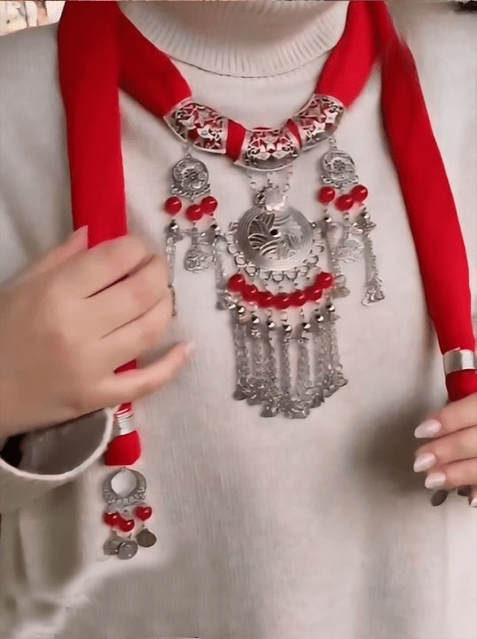 Linda Necklace Scarf - Red