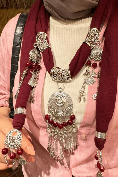 وشاح قلادة أحمر