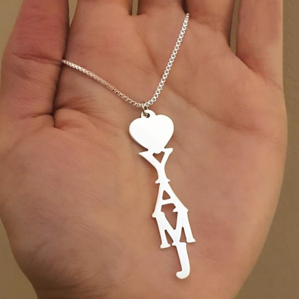 قلادة مخصصة بأحرف قلب - مطلية بالفضة