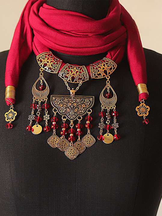 وشاح قلادة حور أحمر