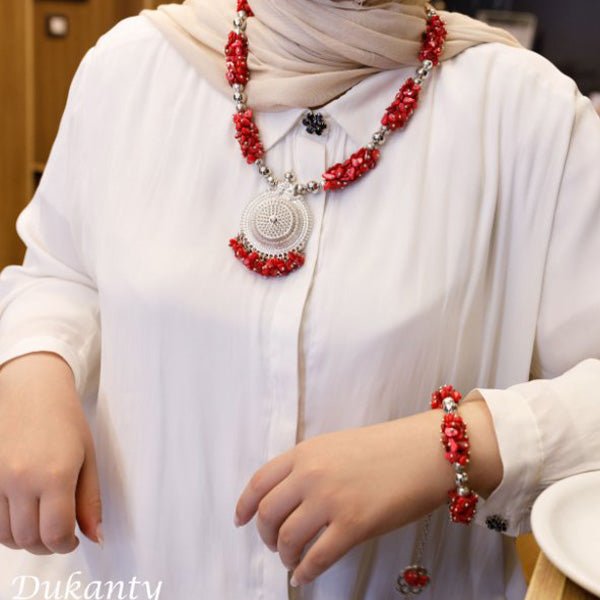 طقم دارلا - أحجار صدف البحر مع قلادة مطلية بالفضة