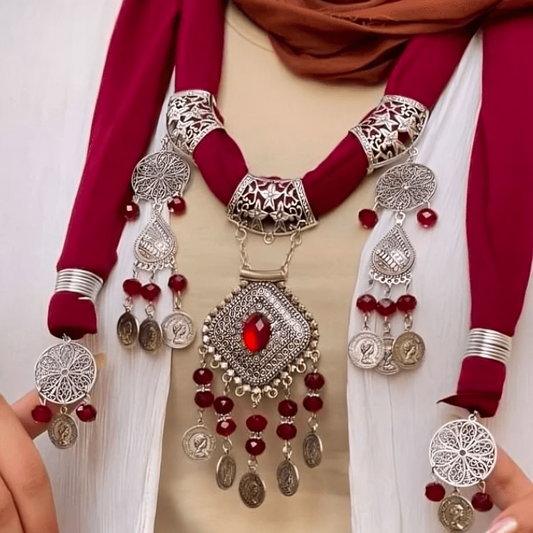 وشاح أحمر أنيق على شكل قلادة