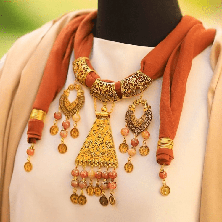 وشاح أنيق باللون البرتقالي