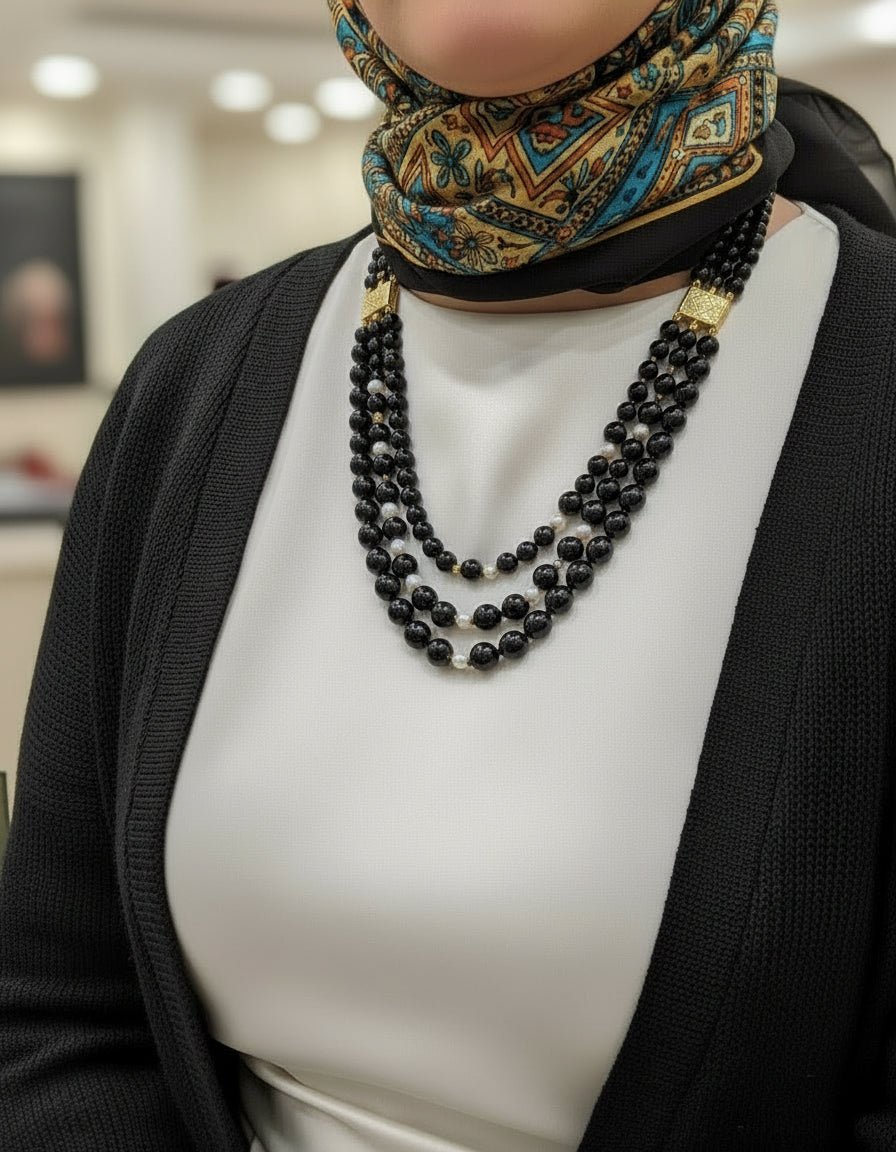 قلادة الأناقة بالأبيض والأسود