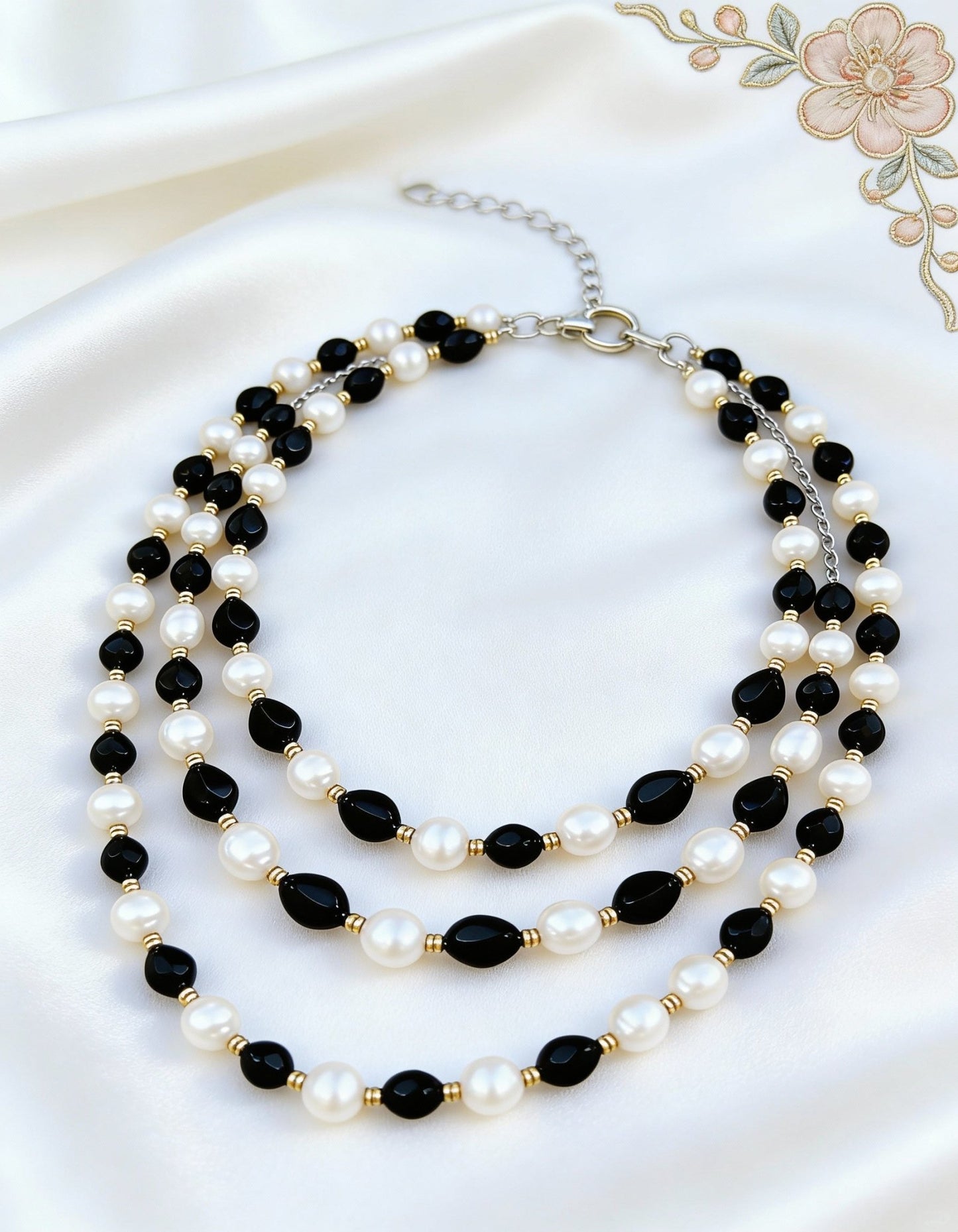 قلادة جذابة - أحجار سوداء وبيضاء