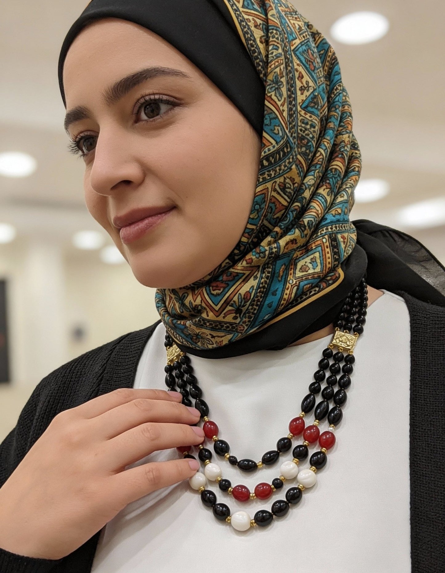 قلادة الأناقة - أسود وأبيض وأحمر