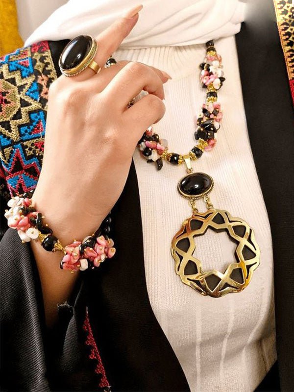 طقم استبرق - أحجار صدف البحر المكسورة والعقيق