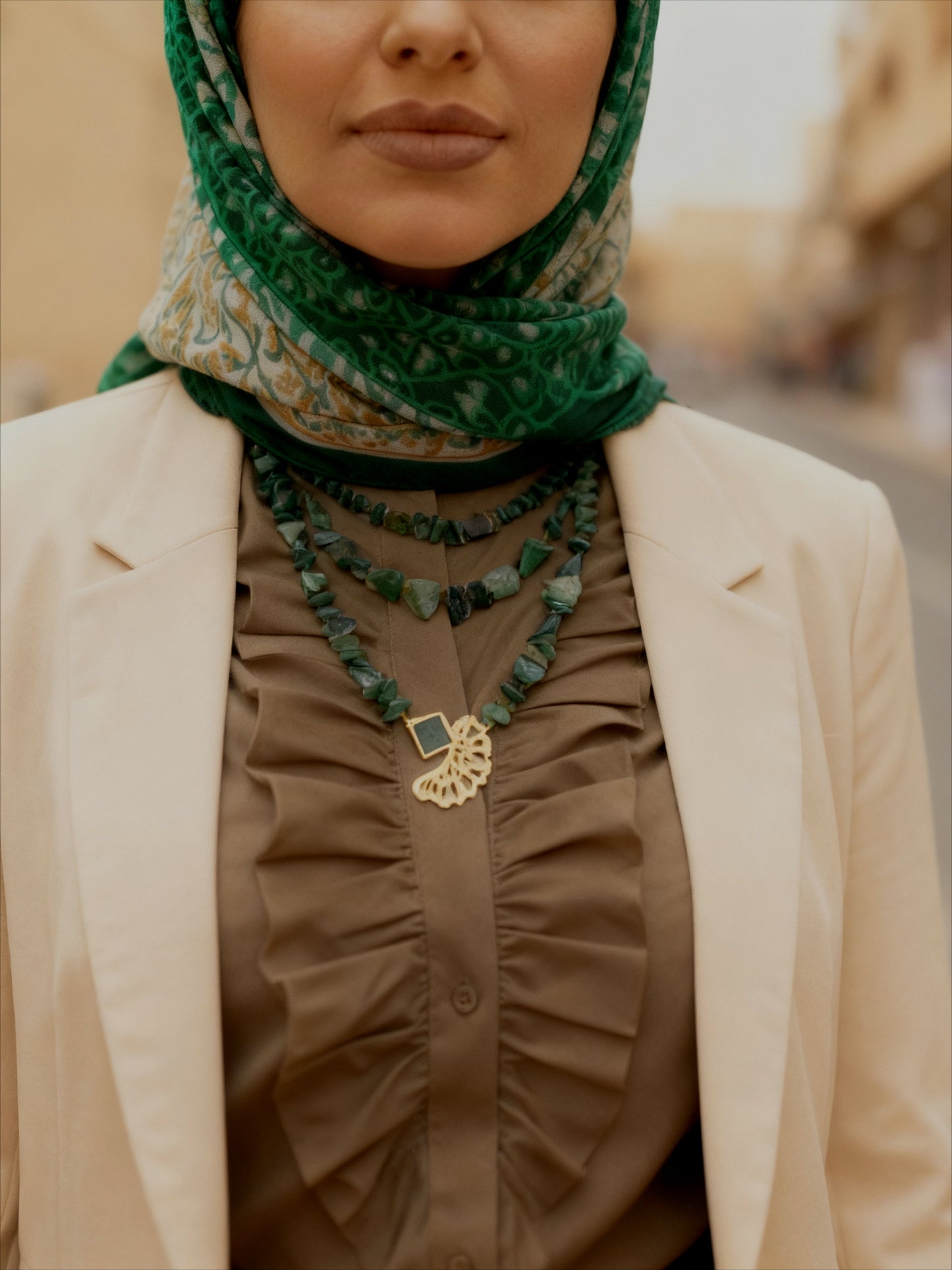 مجموعة من العقيق البني المكسور مع العقيق الأخضر الزيتي