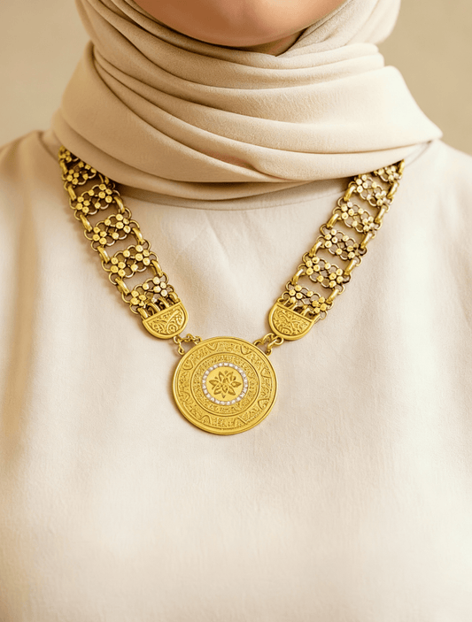 قلادة بسمة - مطلية بالذهب والفضة