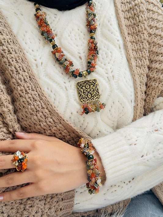 مجموعة من العقيق البني المكسور مع العقيق الأخضر الزيتي