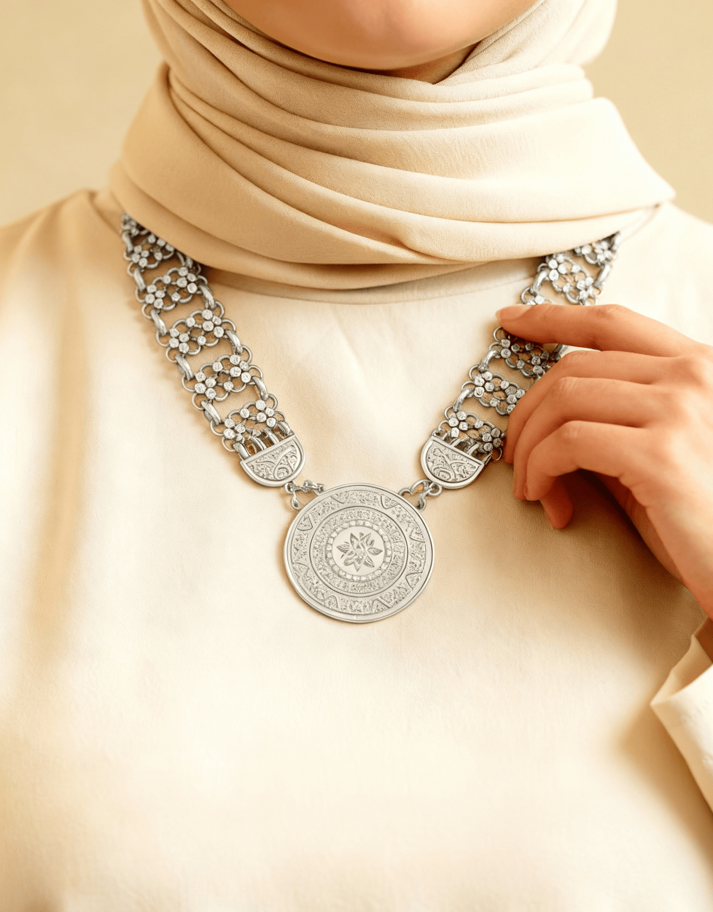 قلادة بسمة - مطلية بالذهب والفضة