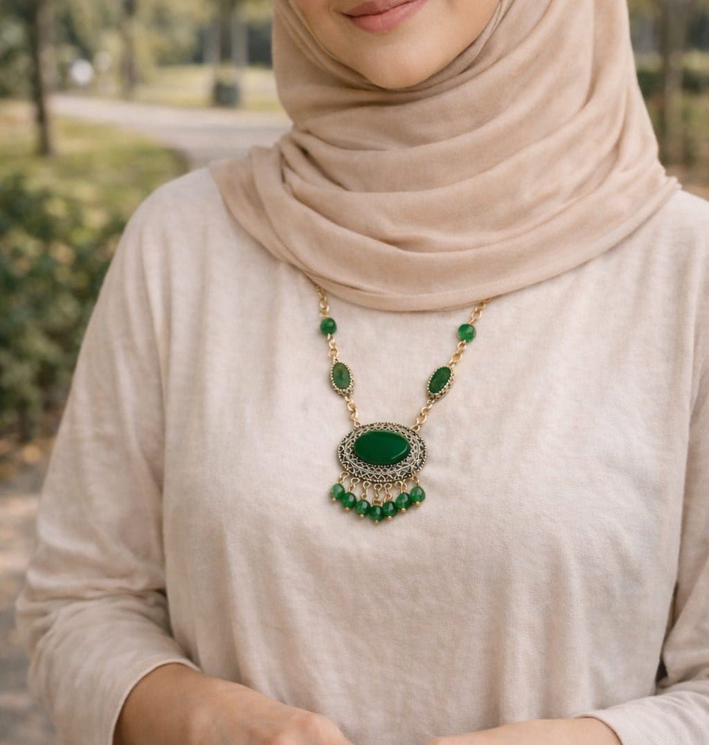 قلادة مودا المصنوعة يدوياً بالعربية