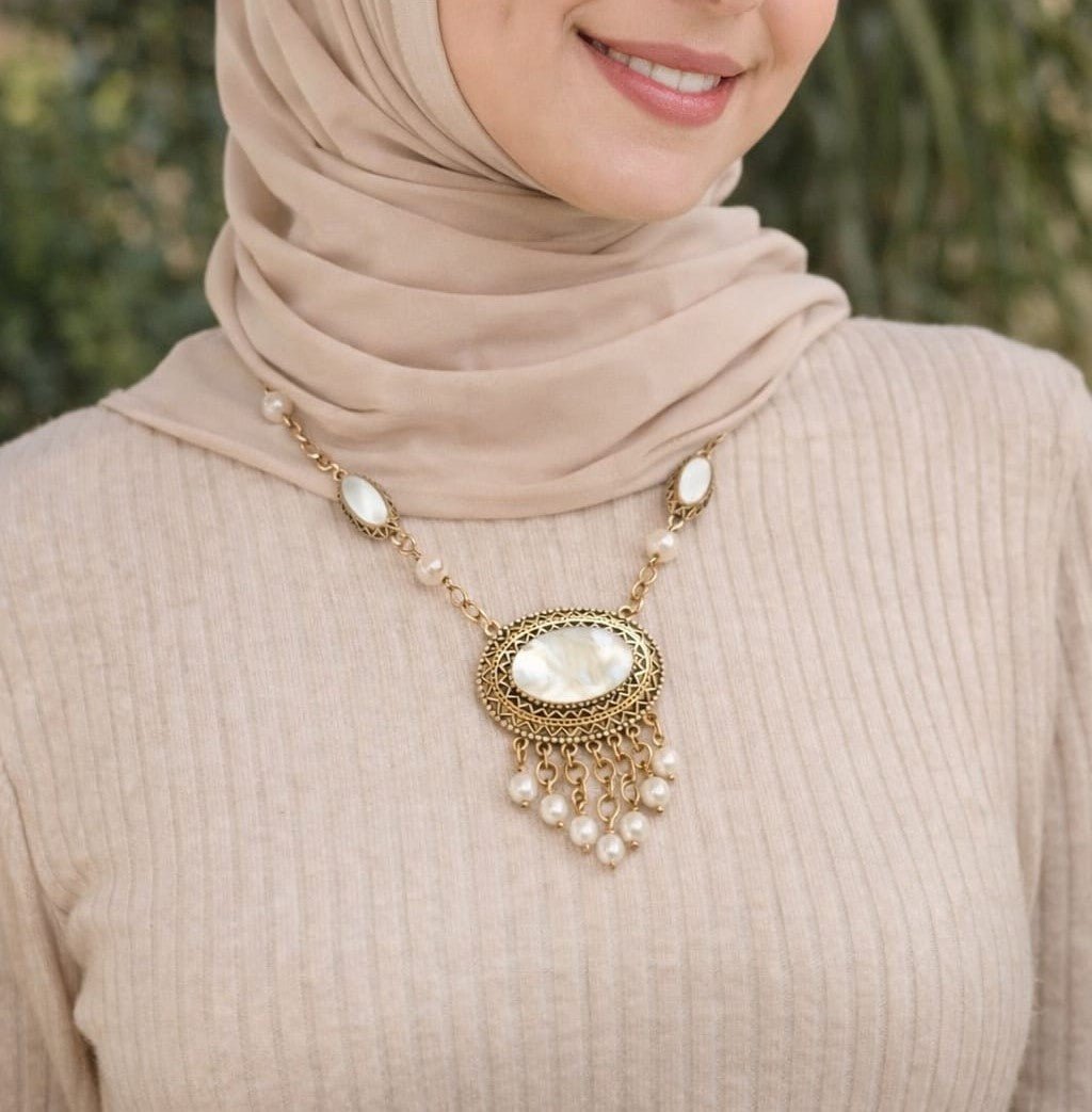 قلادة مودا المصنوعة يدوياً بالعربية