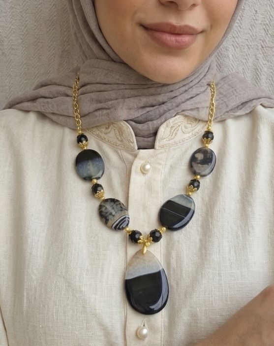 مجموعة من العقيق البني المكسور مع العقيق الأخضر الزيتي