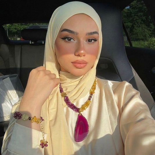 مجموعة من العقيق البني المكسور مع العقيق الأخضر الزيتي