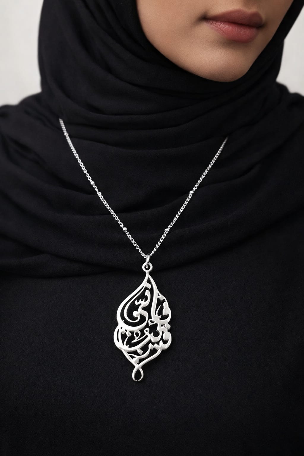 قلادة مودا المصنوعة يدوياً بالعربية