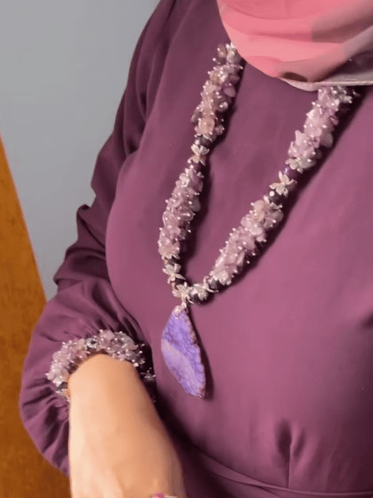 مجموعة من العقيق البني المكسور مع العقيق الأخضر الزيتي
