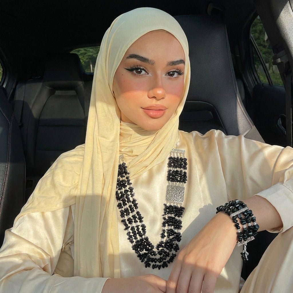مجموعة من العقيق البني المكسور مع العقيق الأخضر الزيتي