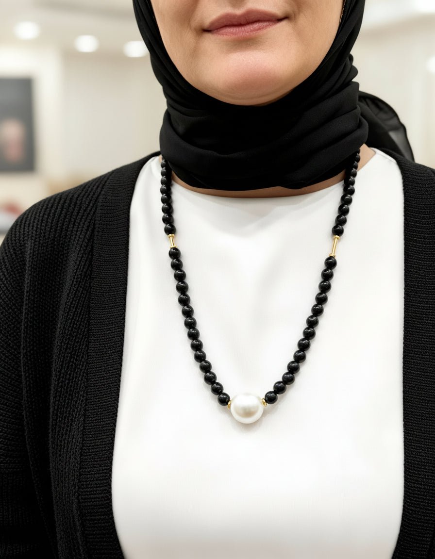 قلادة دقيقة - عقيق أسود ولؤلؤ أبيض