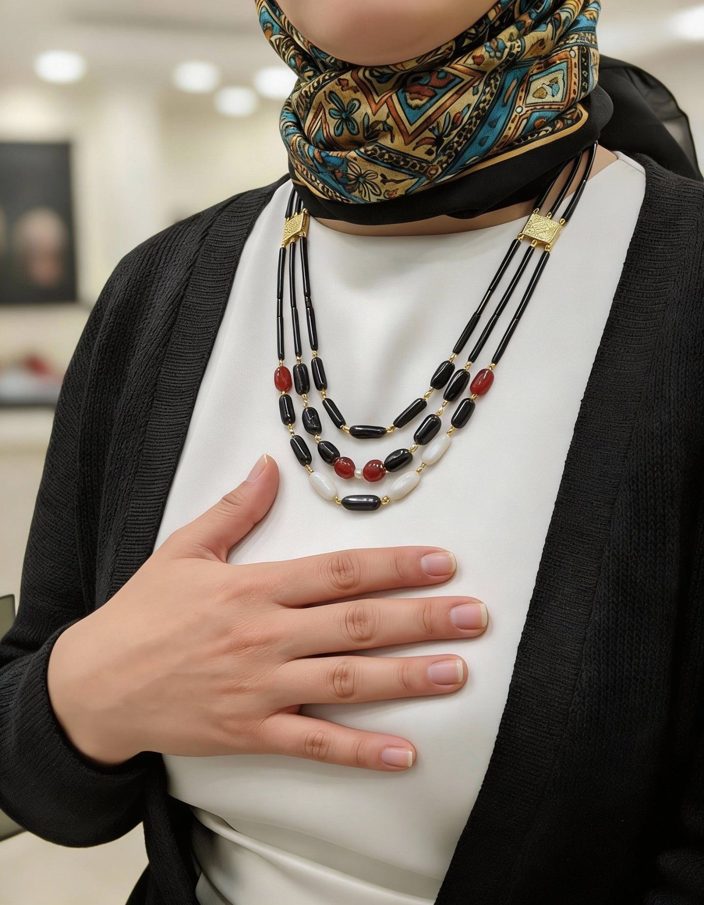 قلادة دقيقة - أسود وأبيض وأحمر