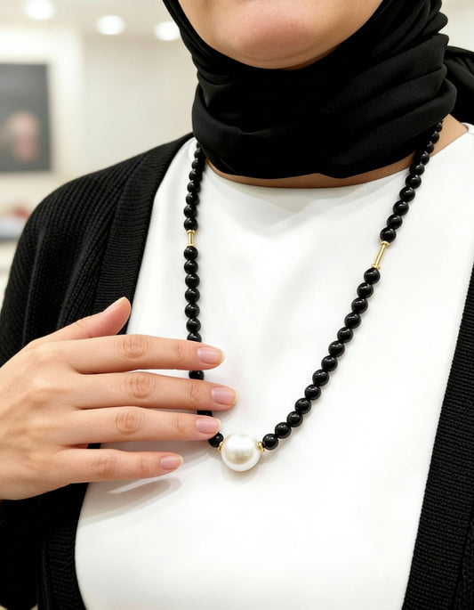 قلادة دقيقة - عقيق أسود ولؤلؤ أبيض