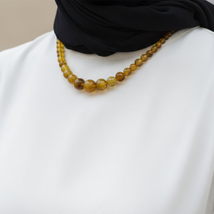 مجموعة من العقيق البني المكسور مع العقيق الأخضر الزيتي