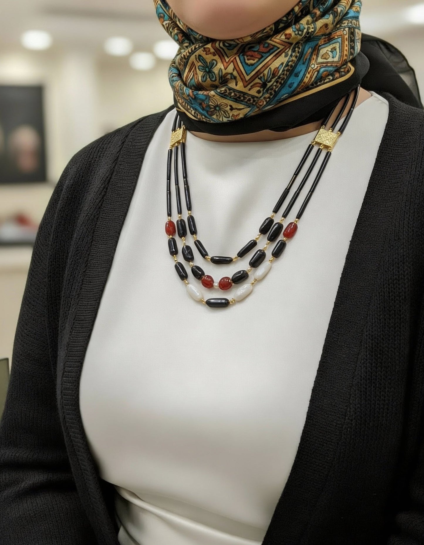 قلادة دقيقة - أسود وأبيض وأحمر