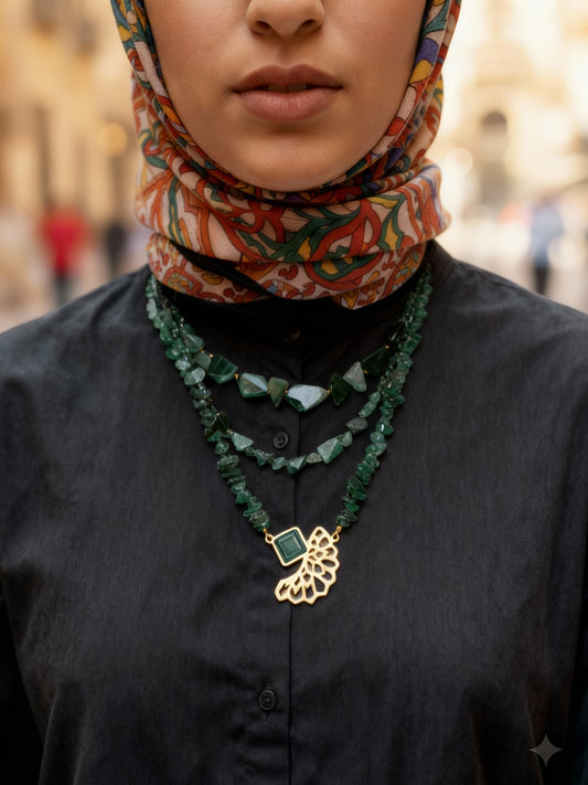 مجموعة من العقيق البني المكسور مع العقيق الأخضر الزيتي